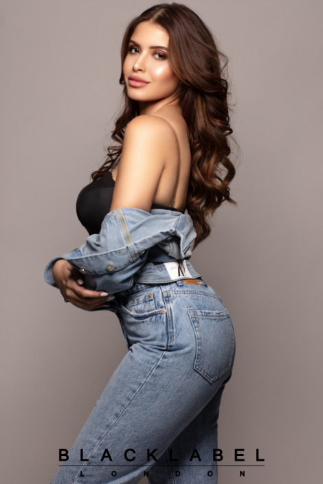 Lina - Curvy Natural Escort in Earls Court
